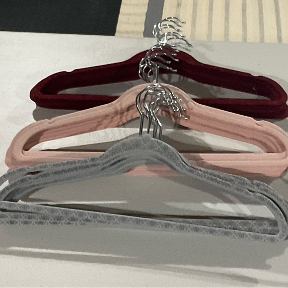 50 Felt Grip Hangers - Picture 2 of 5